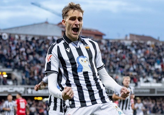 Pere Marco, celebrando un gol con el Castellón.