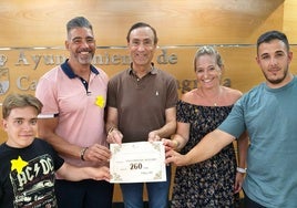 Acto de entrega del cheque en el Ayuntamiento de Carbajosa de la Sagrada.