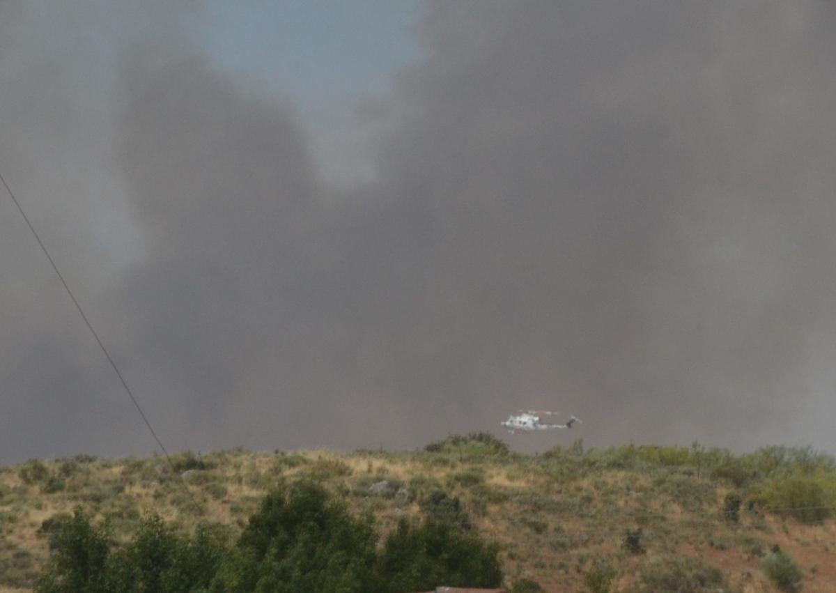 Imagen secundaria 1 - Controlado el incendio en Castillejo de Martín Viejo tras cinco horas