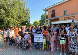 Vecinos de Miranda de Azán junto al cartel del Mercado Campesino.