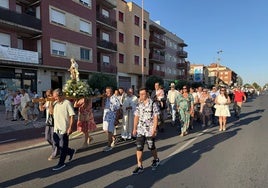 Desfile procesional por la travesía de Santa Marta.