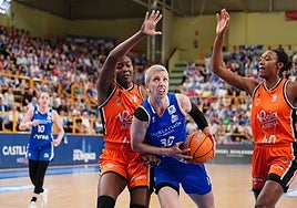 Laura Gil, en uno de sus últimos partidos con el Perfumerías Avenida.