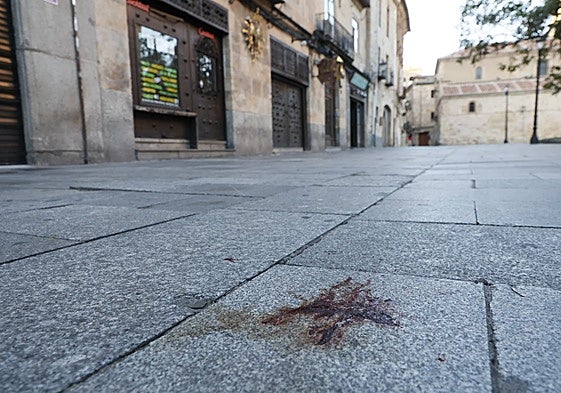 Manchas de sangre en la calle Bordadores como consecuencia de la agresión mortal.