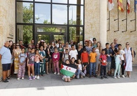 Las familias salmantinas, recogiendo a sus niños saharauis recién llegados en la fachada de la Cruz Roja.