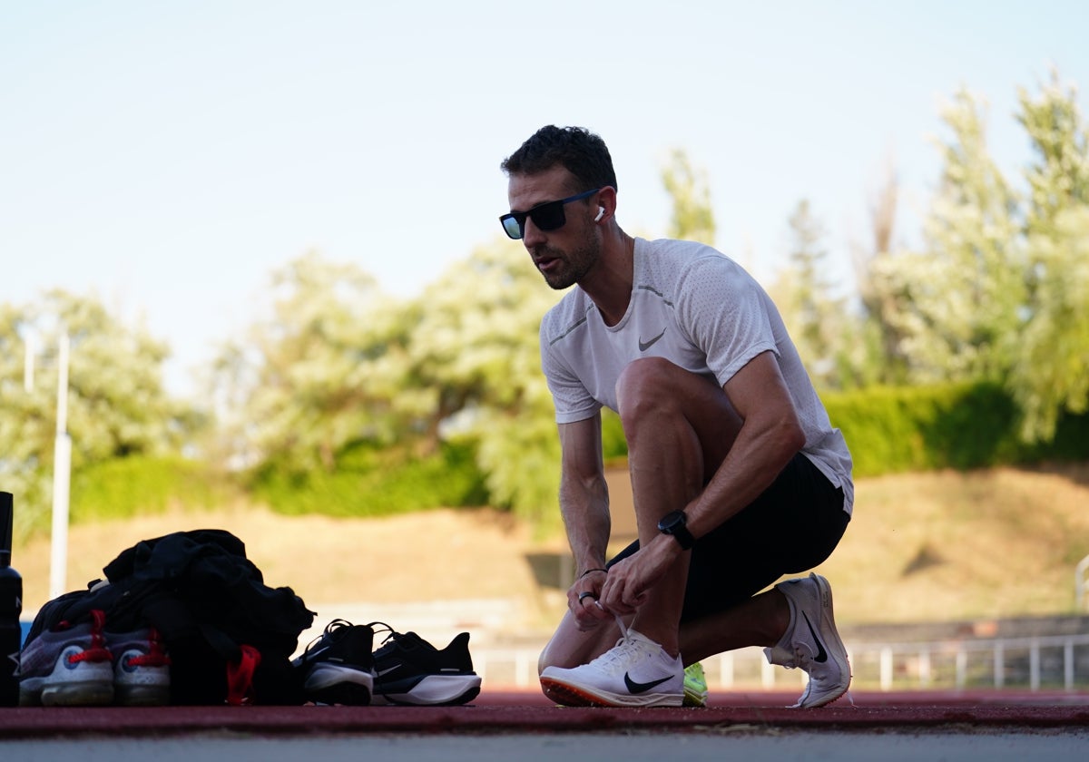 Álvaro de Arriba, preparándose para entrenar este jueves en Las Pistas.