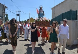 Un momento de la procesión por las calles del municipio