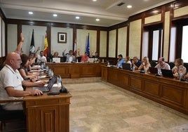 Imagen de Javier Garrido, en primer término, durante uno de los plenos en el Ayuntamiento de Béjar.