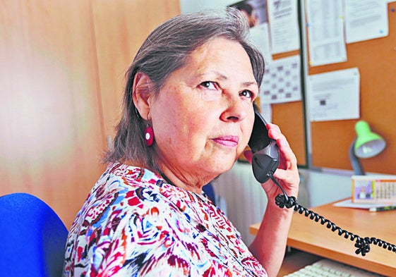 Josefa Rodríguez Rivas, psicóloga y voluntaria en el Teléfono de la Esperanza de Salamanca, en su puesto para atender llamadas de personas que necesitan ayuda.