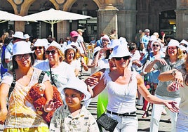Los participantes, de todas las edades, bailando «Al sol, con crema».