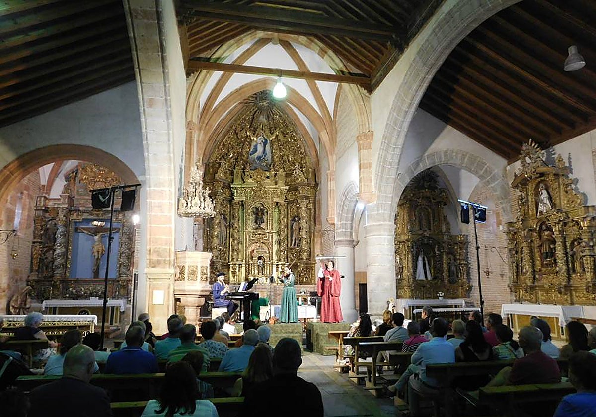 La imponente iglesia de Zorita de la Frontera recibe “Arcos y Ecos”.