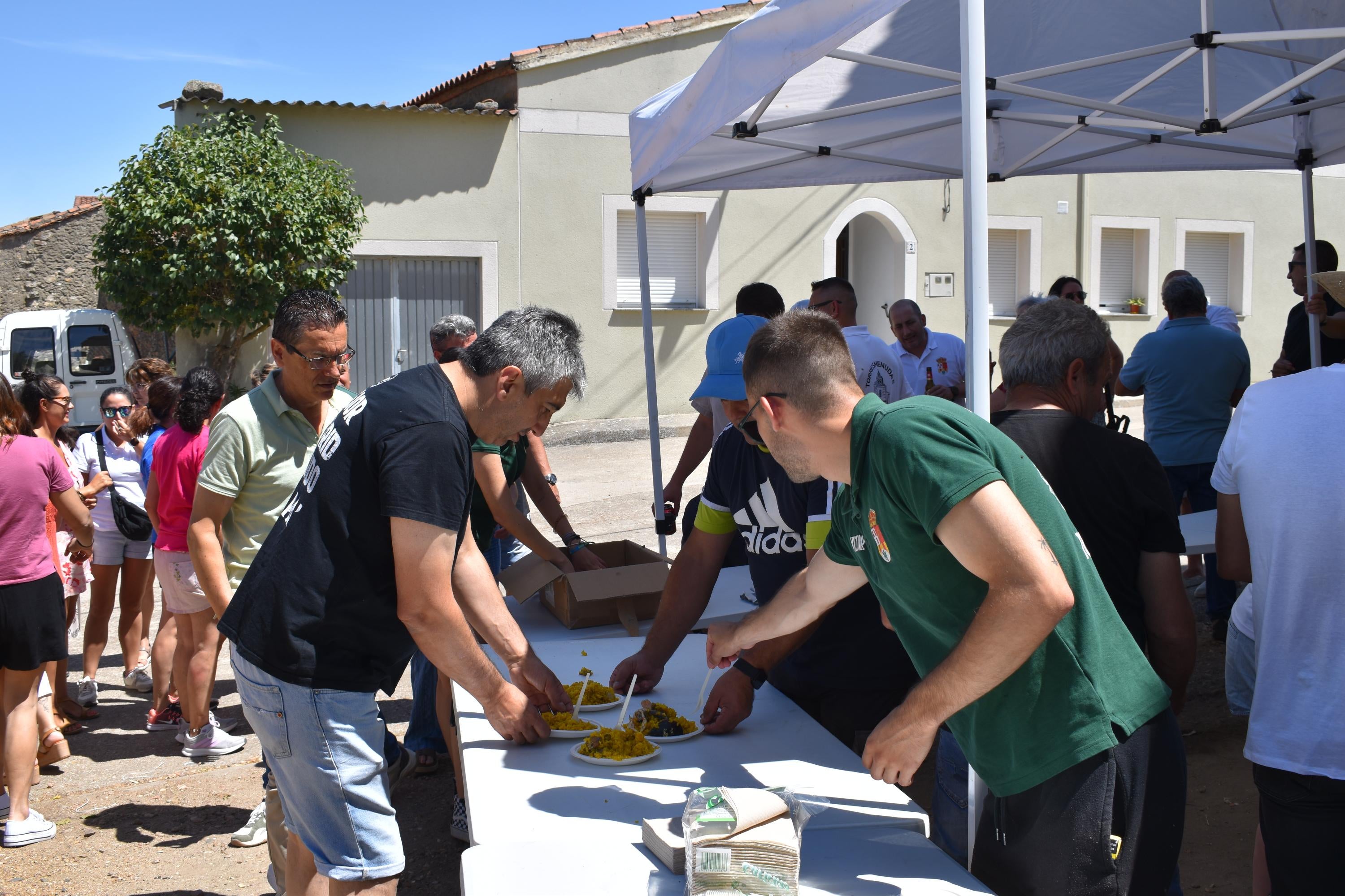 Convivencia y buen yantar en las Fiestas de la Juventud de Torresmenudas