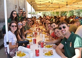 Grupos de vecinos de Torresmenudas, durante la cita gastronómica.