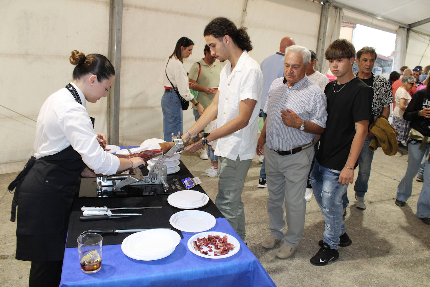 Sabroso inicio de fiestas en Palacios de Salvatierra
