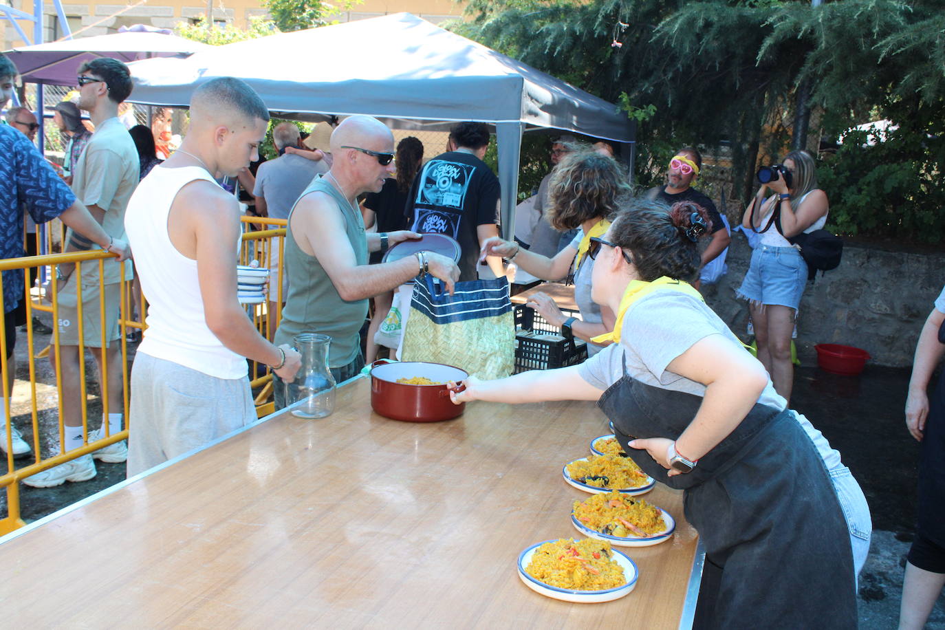Quinientos vecinos disfrutan de su paella en El Tejado