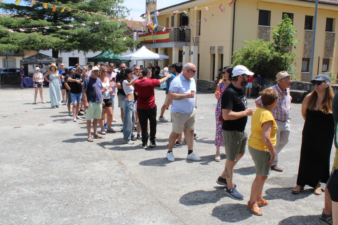 Quinientos vecinos disfrutan de su paella en El Tejado