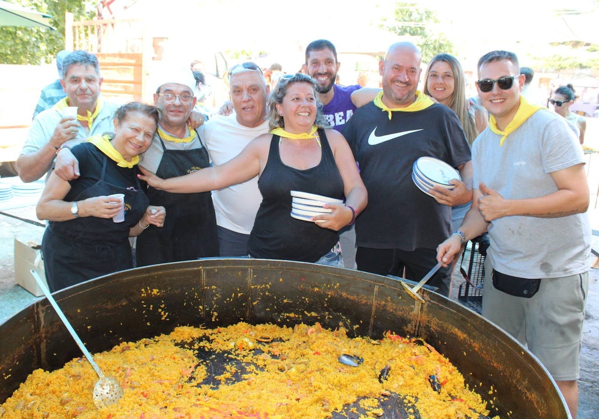 Quinientos vecinos disfrutan de su paella en El Tejado