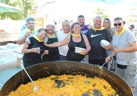 Los encargados de preparar la paella, en plena acción.