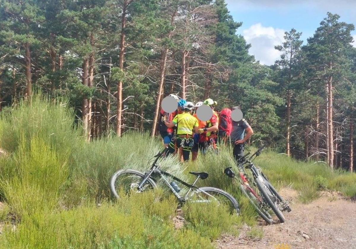 Imagen del momento en el que el ciclista fue auxiliado.