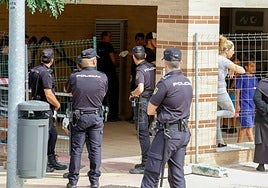 Un grupo de policías, durante el desalojo de un edificio de Los Alcaldes.