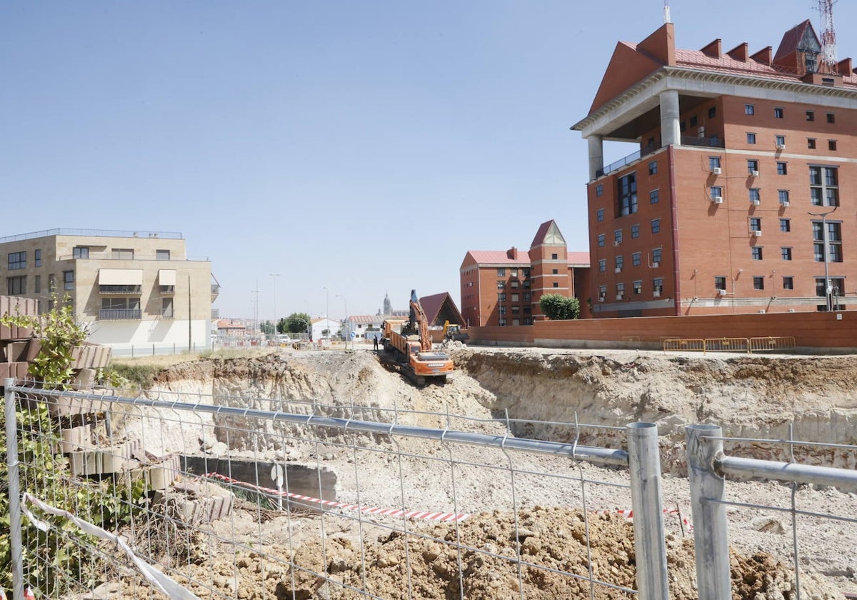 Obras de derribo y reconstrucción del puente sobre la vía en la avenida de Saavedra y Fajardo.