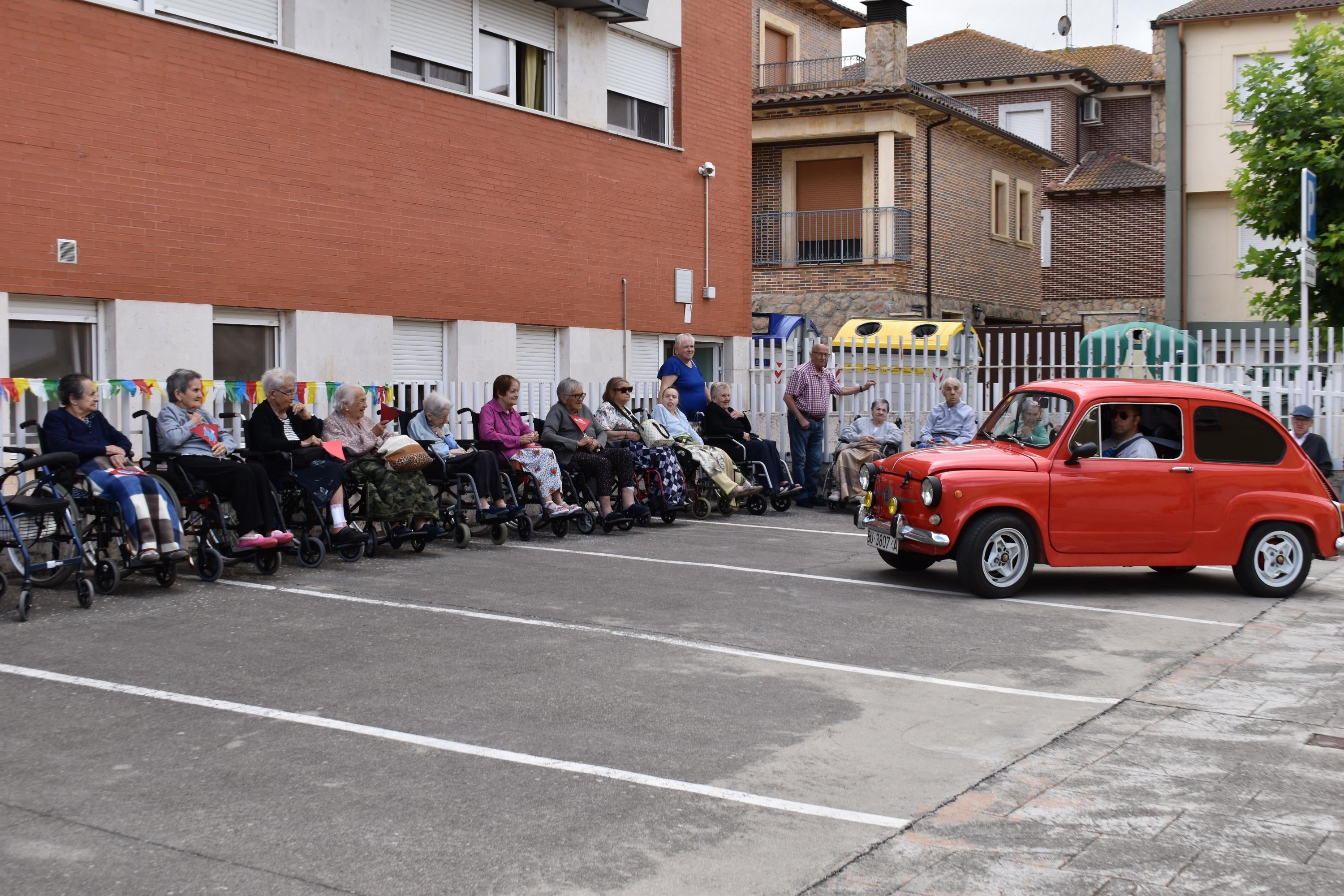 Viaje al pasado sobre ruedas para hacer disfrutar a los mayores de Alba de Tormes
