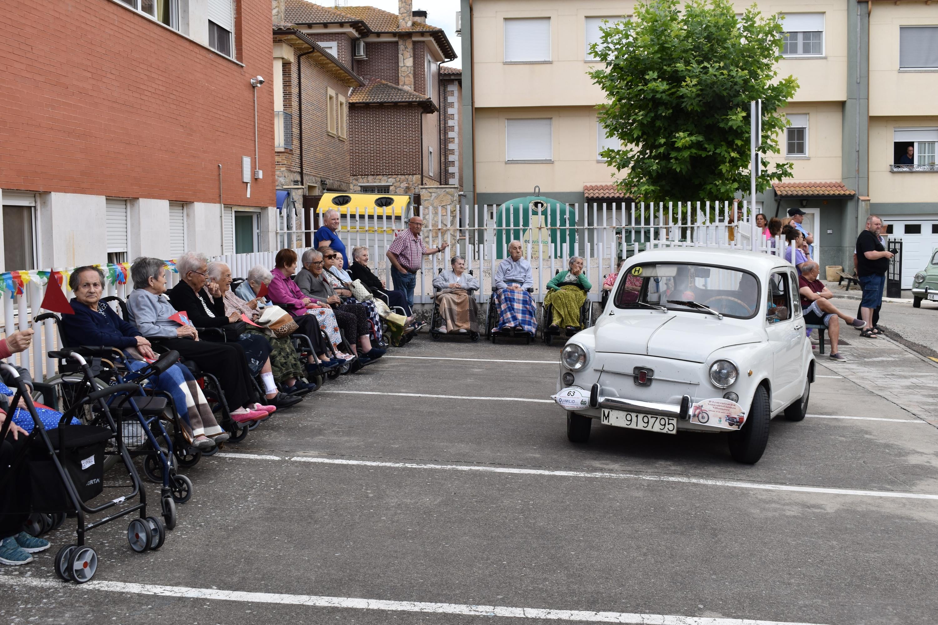Viaje al pasado sobre ruedas para hacer disfrutar a los mayores de Alba de Tormes