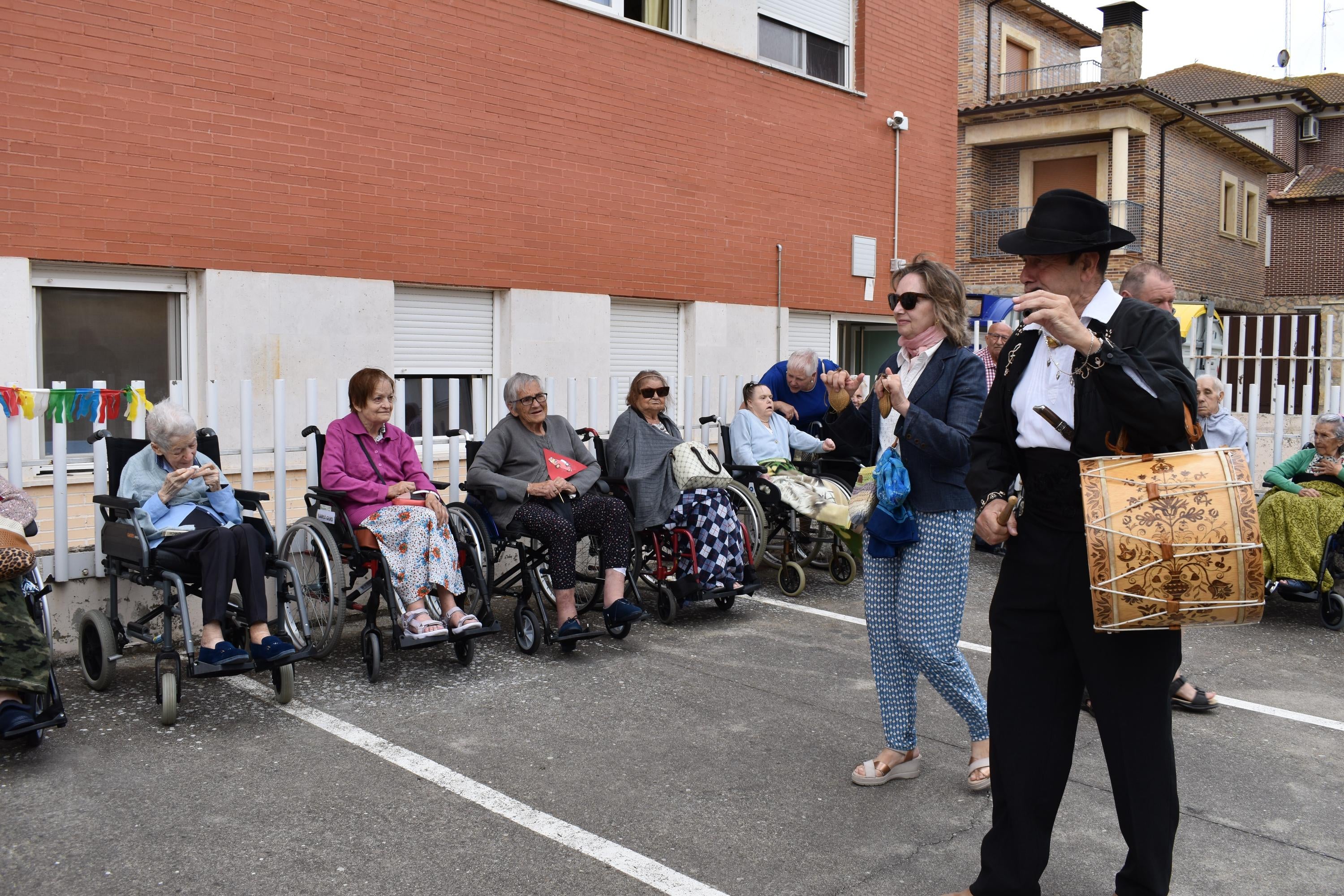 Viaje al pasado sobre ruedas para hacer disfrutar a los mayores de Alba de Tormes