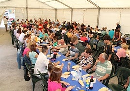 Los vecinos disfrutaron de la comida popular en la carpa