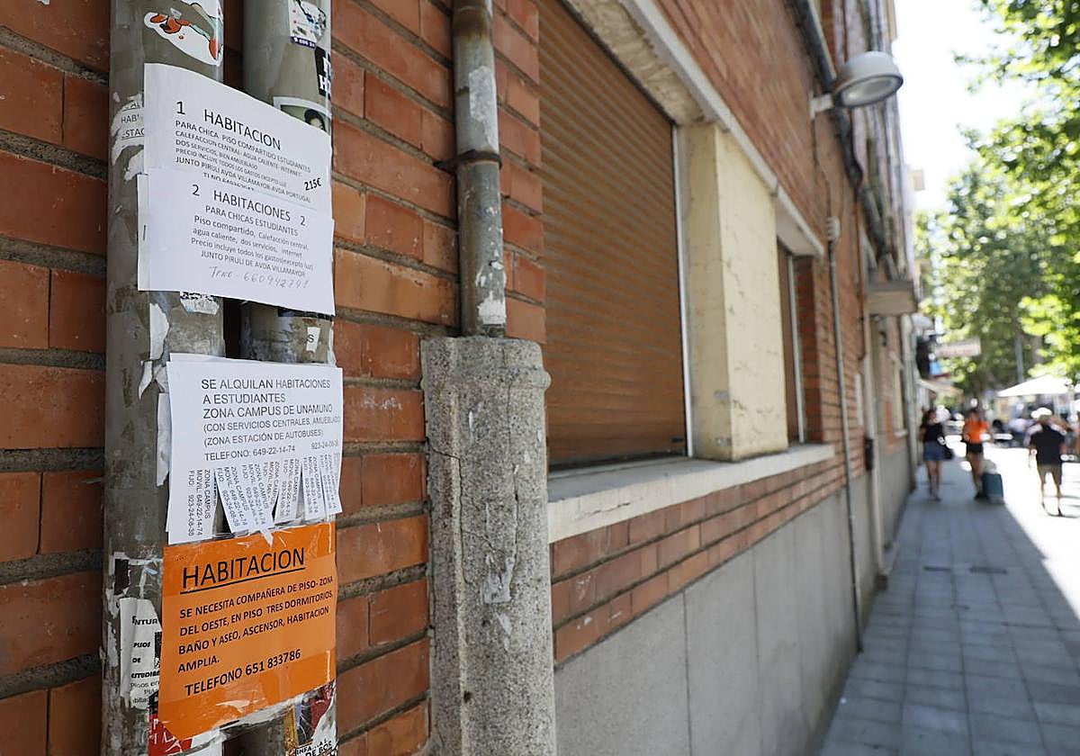 Anuncios de alquileres de habitaciones en las calles de Salamanca.