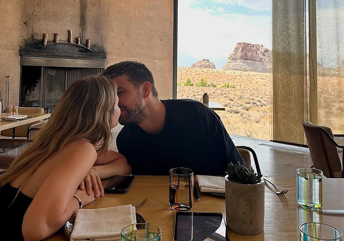 Clara Chía y Gerard Piqué, besándose.
