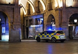 Un coche de la Policía Local, patrullando por la Plaza Mayor.