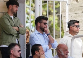 El director deportivo del Salamanca UDS, Carlos Valverde, en el centro, observa un encuentro del filial del pasado curso.