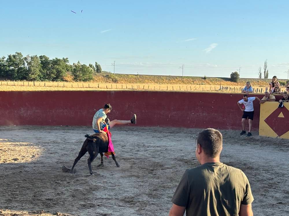 Una soleada tarde taurina compartida entre los vecinos de Palaciosrubios