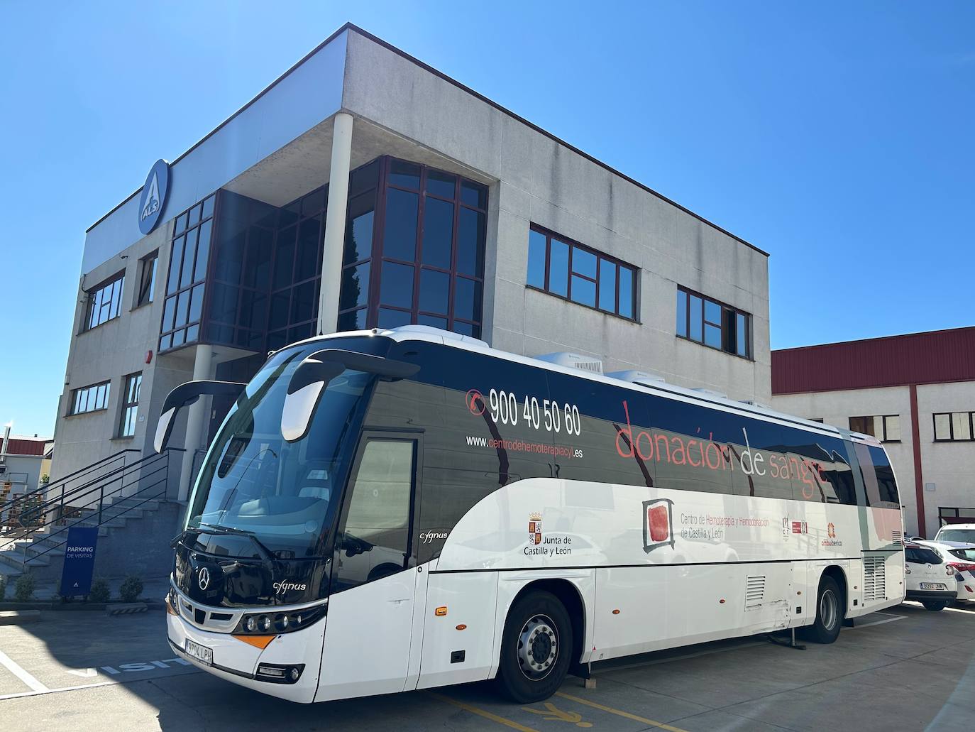 El autobús de donación de sangre en las instalaciones de ALS.