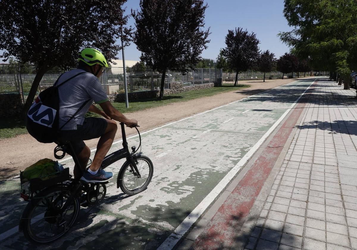 Imagen principal - Deterioro de suelo y pintura en la zona de los huertos (arriba), baches en la avenida de San Agutín (izquierda) y en la avenida de Los Cipreses.