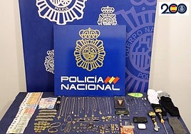 Imagen de parte del botín robado en las viviendas.