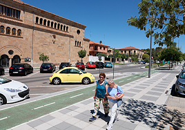Dos vecinas pasean por la Avenida de la Merced, frente al convento de los Padres Mercedarios.