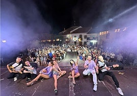 Los miembros del grupo en su espectáculo en San Pedro del Arroyo.