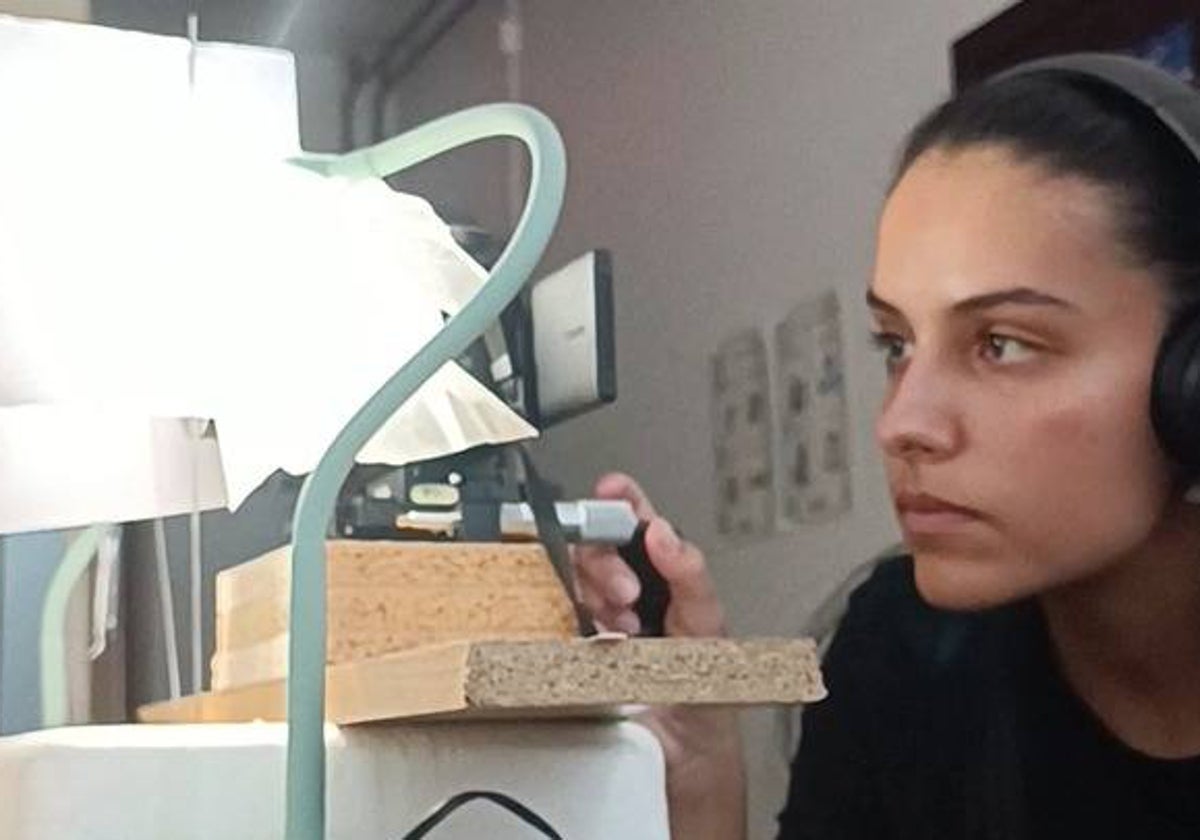 Lucía durante el laborioso proceso de fotografía en el laboratorio.