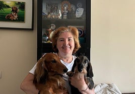 Gracia Guinaldo abraza a Clooney y Maverick en su casa.