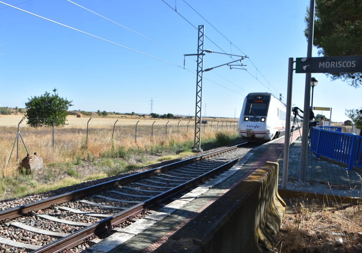 Un tren pasa por el lugar donde aparecieron los restos de los cuerpos, a escasos metros del apeadero de Moriscos.