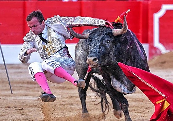 Final del festejo: Damián Castaño corta una oreja y acaricia la puerta grande en una tarde épica en Santander