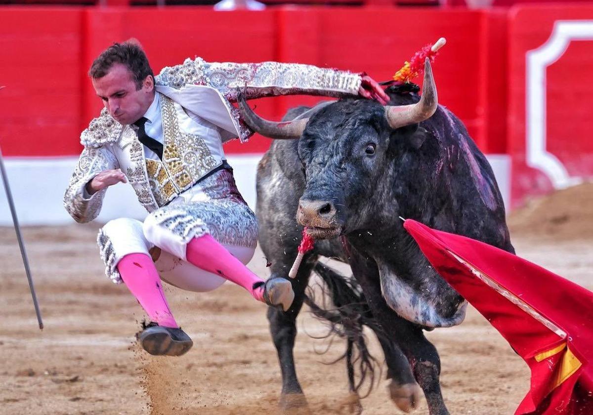 Final del festejo: Damián Castaño corta una oreja y acaricia la puerta grande en una tarde épica en Santander