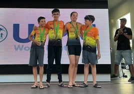 Algunos de los atletas vencedores de la Escuela Triatlón Salmantina posan con sus medallas en Almazán.