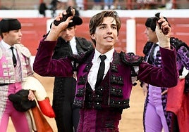 Julio Norte con las dos orejas del novillo de Rekagorri el sábado en Astorga.