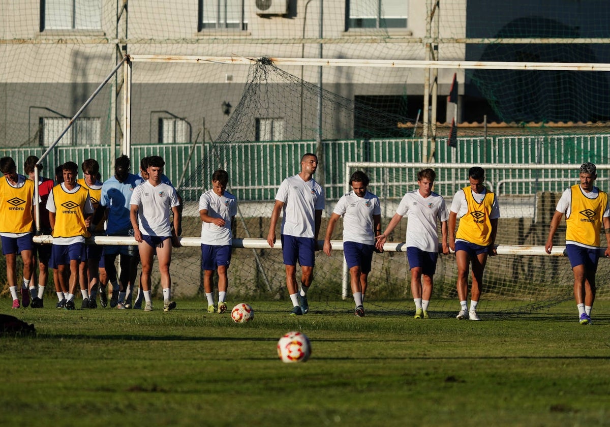 Los jugadores del Salamanca UDS portan una de las porterías antes de iniciar el entrenamiento de ayer.