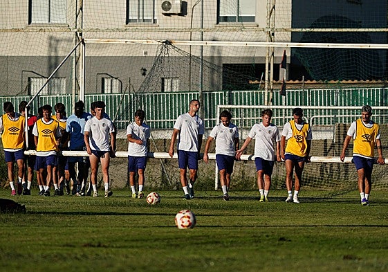 Los jugadores del Salamanca UDS portan una de las porterías antes de iniciar el entrenamiento de ayer.