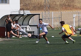 Cristeto persigue a Dani Hernández durante la sesión de trabajo de este miércoles en El Tori.