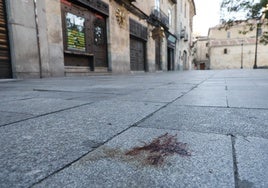 Sangre en la calle Bordadores tras el homicidio.