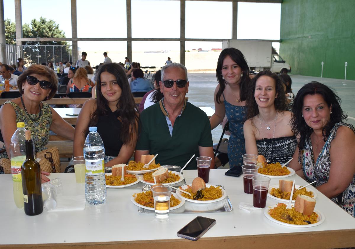 Un grupo de familiares de Mozárbez durante la paella celebrada el pasado año.